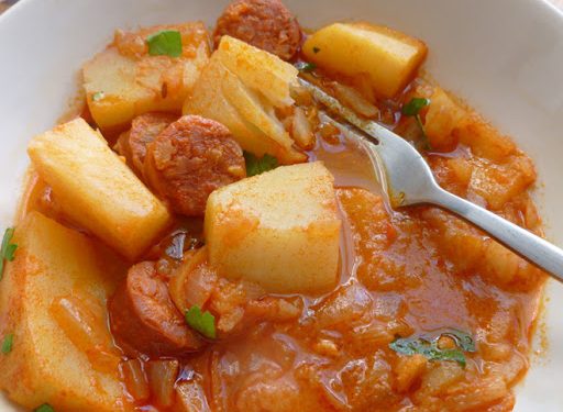 Tocană ungurească cu cârnați