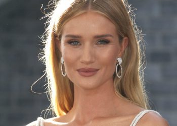 Rosie Huntington-Whiteley are o rutină de machiaj plină de răsfăț