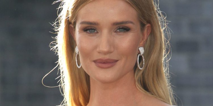 Rosie Huntington-Whiteley are o rutină de machiaj plină de răsfăț