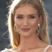 Rosie Huntington-Whiteley are o rutină de machiaj plină de răsfăț